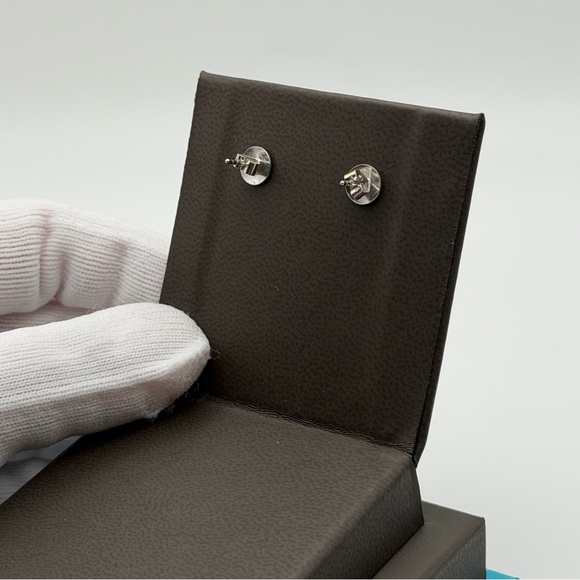 BIRKS BIRTHSTONE BLUE SAPPHIRE STUD EARRINGS – 18K WHITE GOLD (750) - Picture 5 of 7